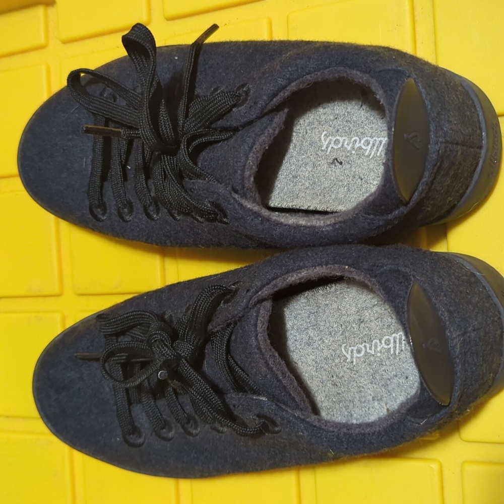 ALLBIRDS Black LIGHTWEIGHT Wool SNEAKERS Sz 7 - Picture 3 of 4